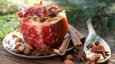 Печени ябълки с орехи и канела – как да ги приготвите? 