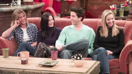 Легендарният оранжев диван от Приятели се предлага на търг