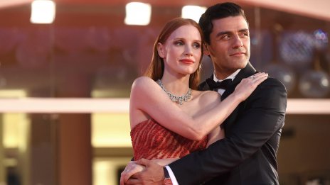 Джесика Частейн и Оскар Айзък привлякоха погледите във Венеция