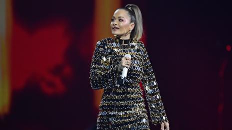 Рита Ора се извини за организирането на парти