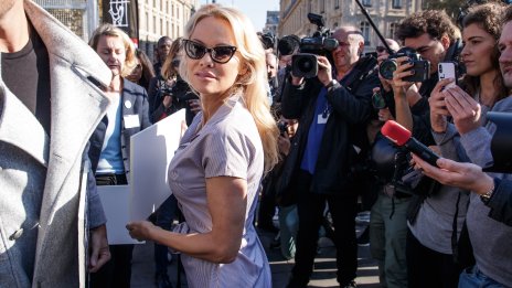 „Не съм жертва, а оцеляла“: Памела Андерсън разказва своята история