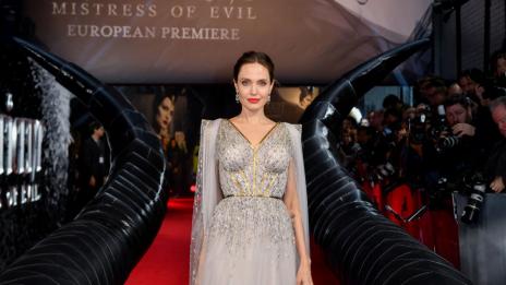 Анджелина Джоли дарява 1 милион долара на деца в нужда