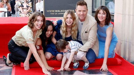 Юън Макгрегър направи дебют на червения килим с четири от децата си