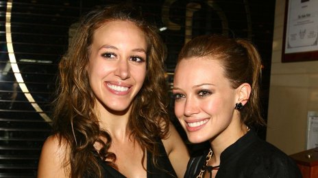 Семейна вражда – Хилари Дъф намекна за „семейна драма“ със сестра си Хейли