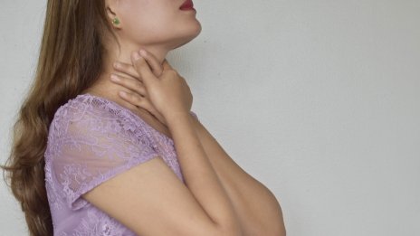 Усещане за буца в гърлото – 8 потенциални причини за стягане в гърлото