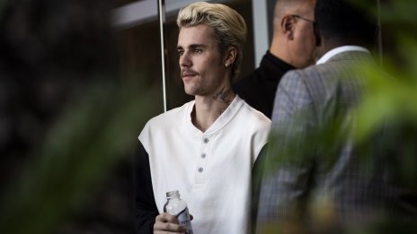 След английската кралица – и Джъстин Бийбър с корона