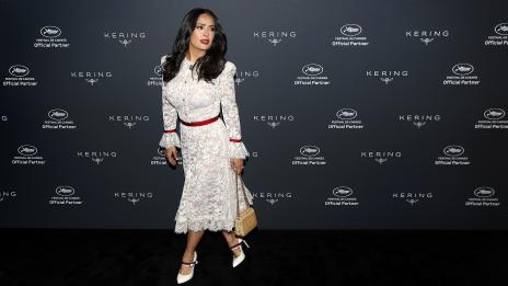 Тяло на седмицата: Салма Хайек на плажа в Гърция