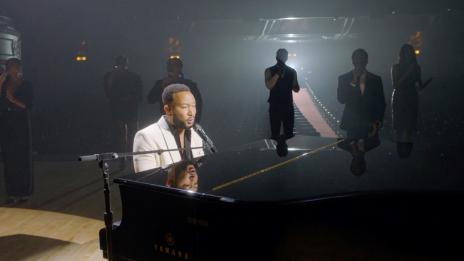 „Това е за Криси“: Джон Леджънд с прочувствено изпълнение за съпругата си