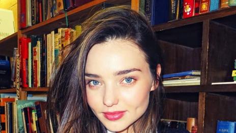 Трето момче за Миранда Кер