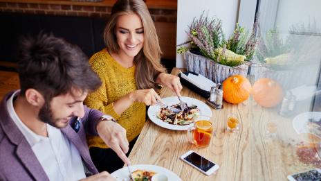 Вечеря навън – как да се храните здравословно?