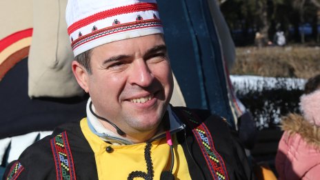 Иван Звездев показа внучето 