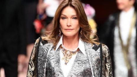 Карла Бруни стана на 53, а изглежда на 35