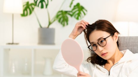Акне по скалпа – какво го причинява и как да го лекувате?