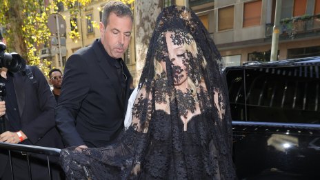 Драматичната Мадона сложи черен воал за дефилето на Dolce & Gabbana