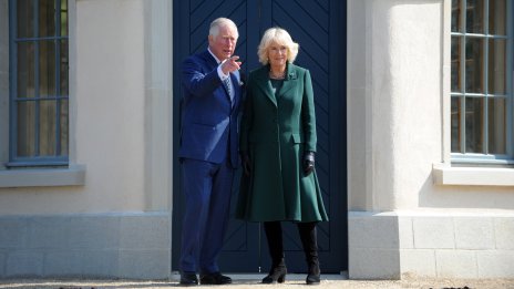 Търсят се нови съседи за принц Чарлз и Камила