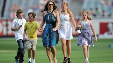 Синът на Лиз Хърли не взима и стотинка от наследството на баща си