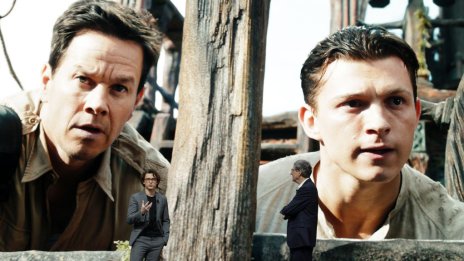 Марк Уолбърг се съблече гол до кръста и се подигра на Том Холанд