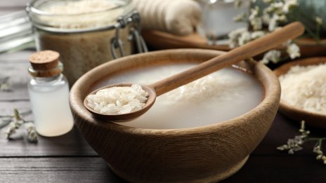 Оризова вода – краткият път към безупречно блестяща кожа