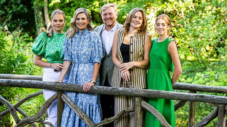 Кралица Максима от Нидерландия и трите ѝ дъщери изглеждат шик на летните си портрети