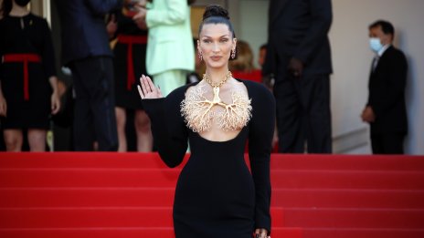 Бела Хадид донесе висшата мода в Кан