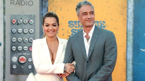 Рита Ора в прозрачна рокля в чест на рождения ден на Тайка Уайтити