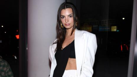 Дънков ансамбъл на Prada – любимият на Емили Ратайковски