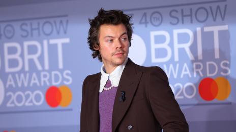 Хари Стайлс отговори на критиките към фотосесията си в рокли