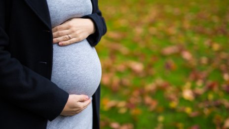 Щерката на Орхан Мурад си направи нова фотосесия в напреднала бременност