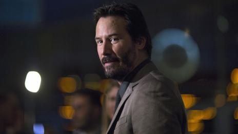 Коя е жената до Киану Рийвс? 