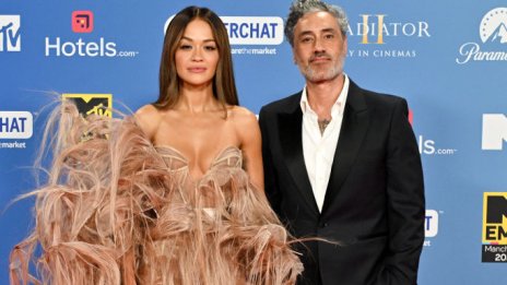 Рита Ора смени 11 ослепителни визии като водеща на европейските награди на MTV  - вижте ги