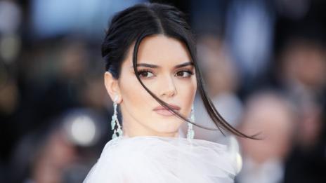 Черните шорти на Кендъл Дженър – задължителни за вашите летни уикенди 