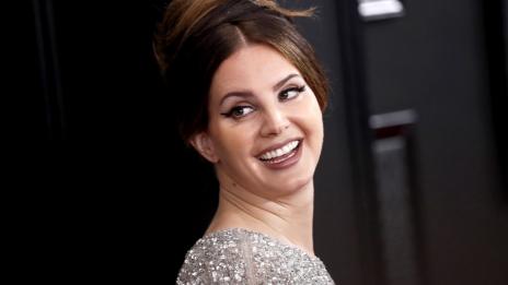 Лана Дел Рей нападна колежки и заформи истински скандал