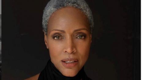 Коко Мичъл: Макар и на 60, отново грейна на модния подиум