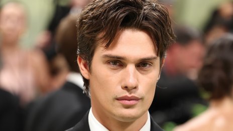 Никълъс Галицин чувства вина, че изобразява гей персонажи