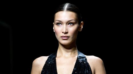 Като принцеса: Бела Хадид се готви за подиума със златна маска