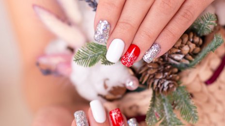 Уют и топлина – най-сладките идеи за коледен маникюр снежинка 