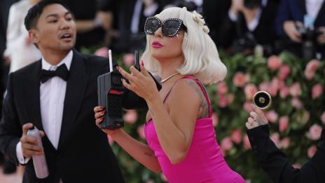 Лейди Гага представя новия аромат на Valentino 