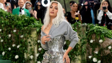 Ким Кардашян прищипа талията си до екстремни размери за Met Gala 2024