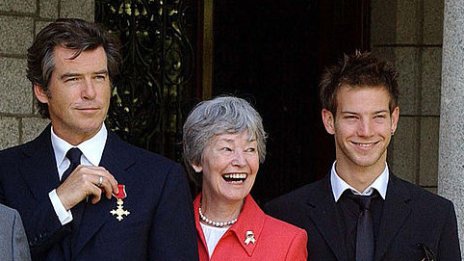 Пиърс Броснан се помири с отчуждения си син 20 години след като го беше „отрязал“