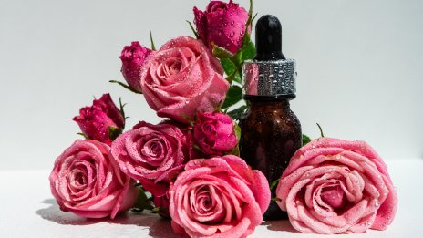 Грижа за косата – розово масло за по-красиви кичури