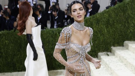 Защо Кендъл облече смущаващо секси рокля на сватбата на най-добрата си приятелка?