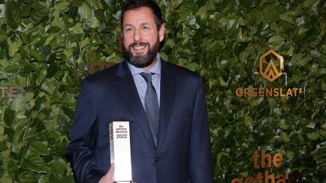 Адам Сандлър говори открито за носенето на бастун и смяната на тазобедрена става