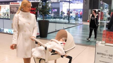 Вероника Стефанова отпразнува първия рожден ден на дъщеря си 