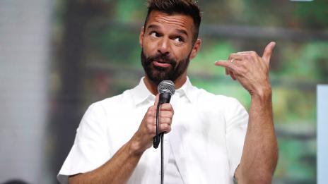 Заради скука – Рики Мартин с руса брада