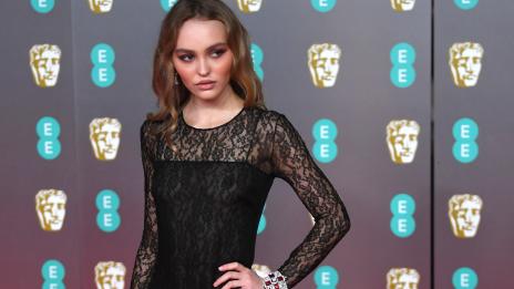 Доста дръзко: Лили Роуз Деп показа форми на наградите БАФТА