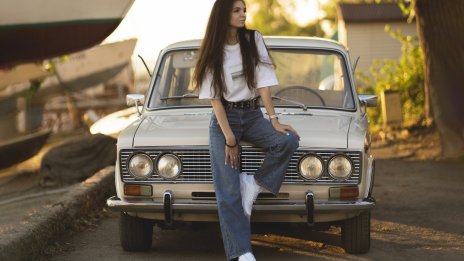 Дънките с широки крачоли се завръщат – ето най-подходящите обувки за тях