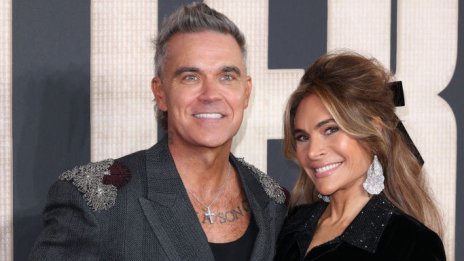 Роби Уилямс се усмихва през болка в компанията на съпругата си Айда и бившата си Никол Апълтън