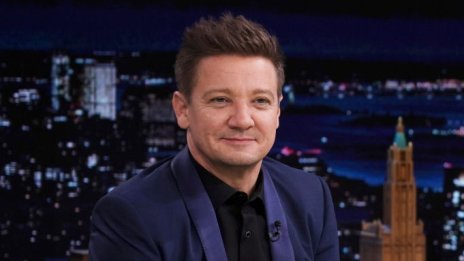 Изписаха Джеръми Ренър от болницата – чака го дълго възстановяване