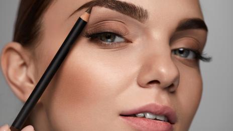 Красота по време на карантина! Как да оформим веждите си у дома?