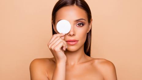 Трябва ли да използвате мицеларна вода в ежедневните грижи за кожата?